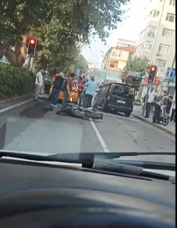 Kadıköy'de kaza yapan motosikletli taksinin üzerine düştü - Sayfa 3