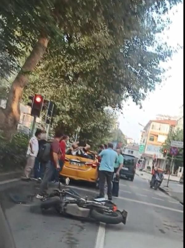 Kadıköy'de kaza yapan motosikletli taksinin üzerine düştü - Sayfa 4