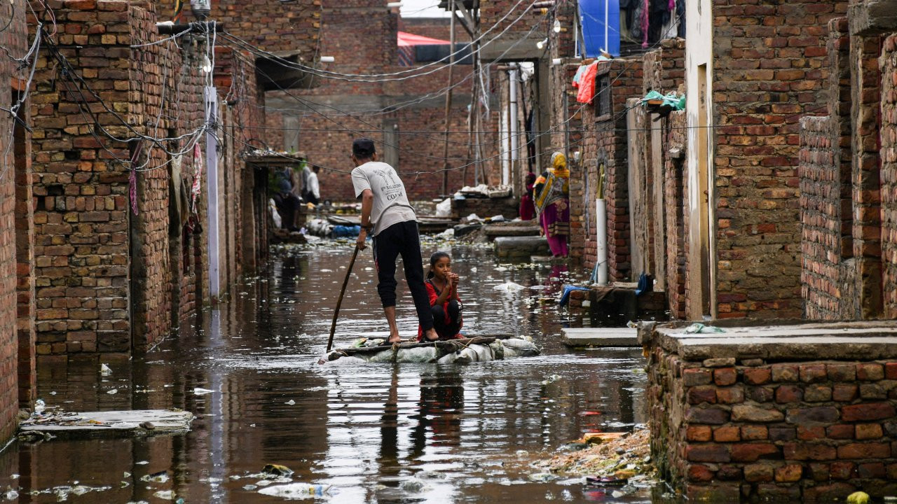 Pakistan İklim Bakanı: Ülkenin üçte biri su altında