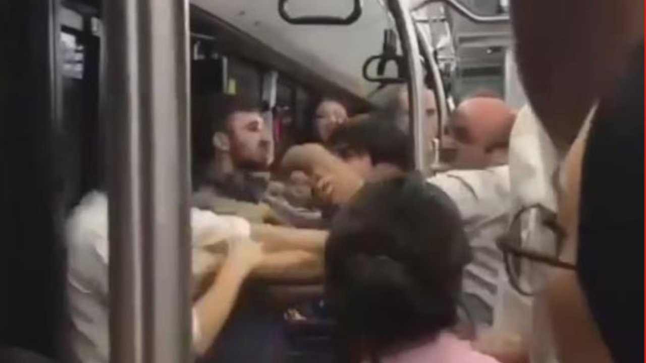 Halk otobüsünde tekme tokat kavga