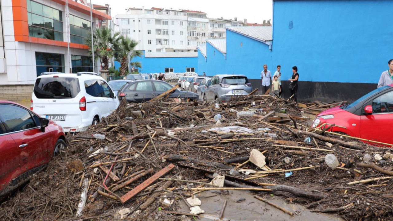 Mudanya'da sağanak: Yollar çöktü, sahil denizle birleşti