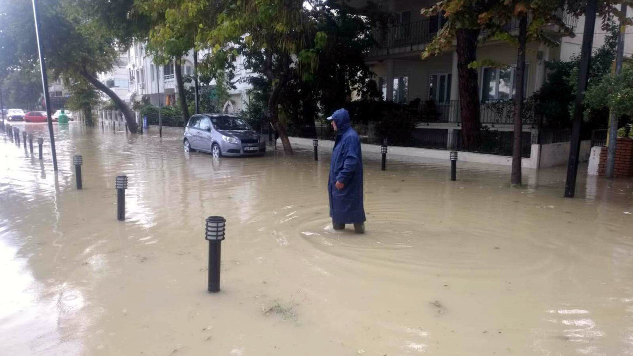 Tekirdağ'ın Şarköy ilçesini sağanak vurdu: İş yerlerini su bastı