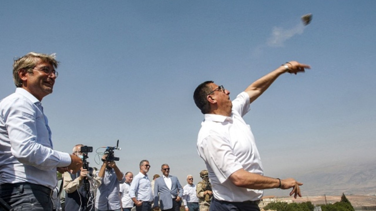 Lübnanlı bakanların İsrail sınırındaki duvara taş attığı görüntüler viral oldu
