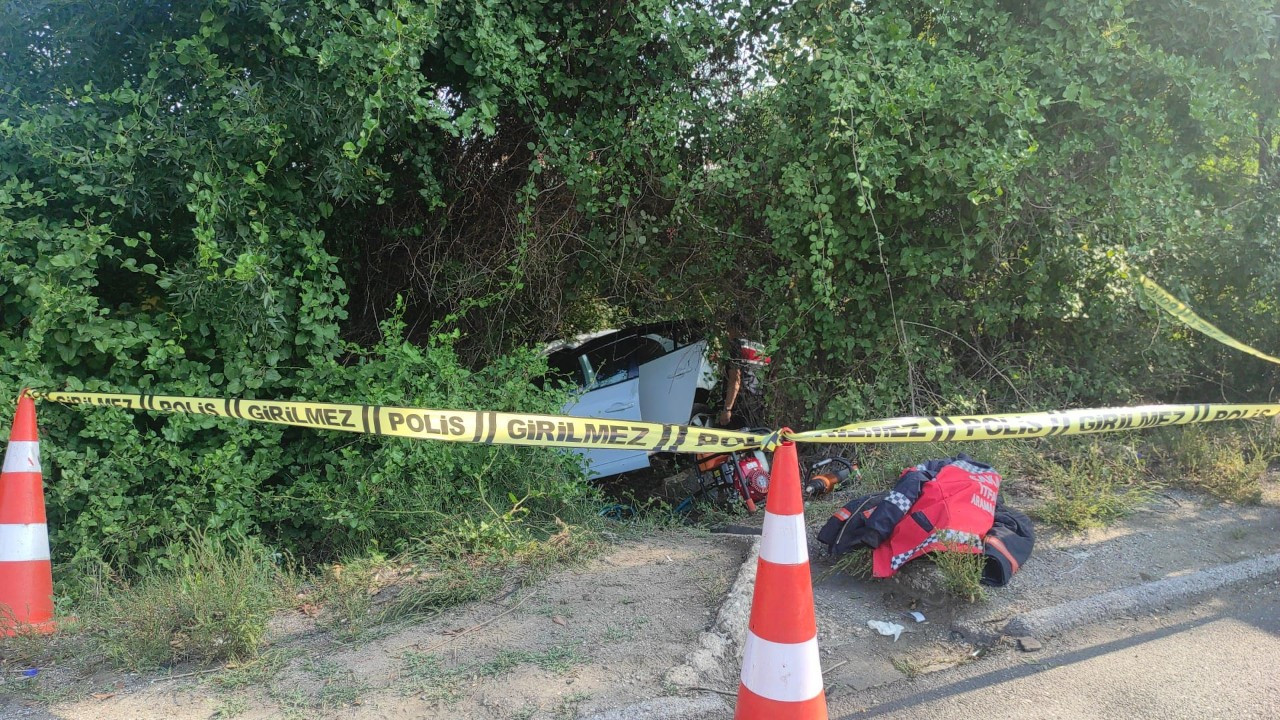 Sakarya'da otomobil ağaca çarptı: 1 ölü, 5 yaralı