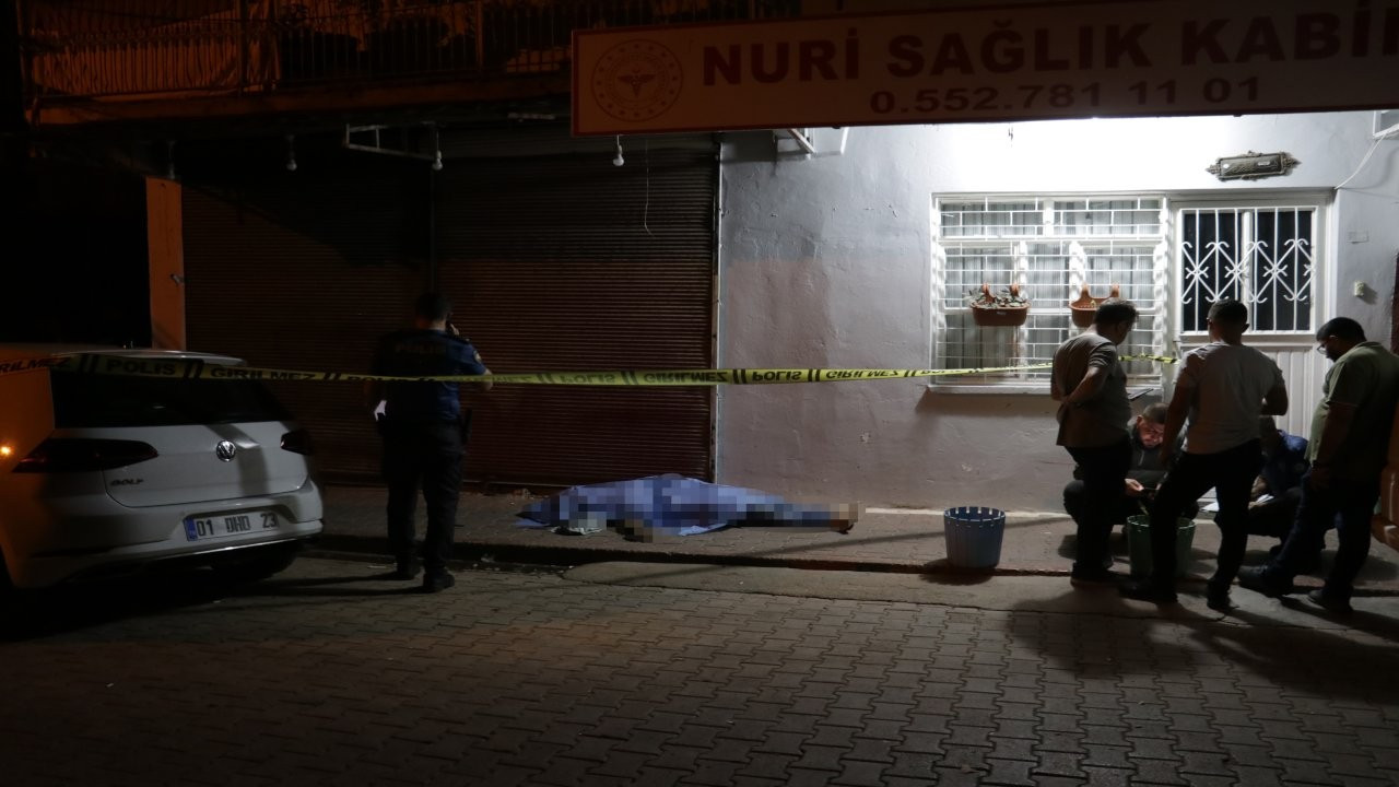 Adana'da kaldırımda ceset bulundu
