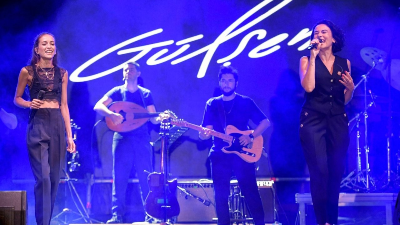 91'inci İzmir Enternasyonal Fuarı Çim Konserleri ile sürüyor: Binlerce İzmirli Gülşen şarkılarını söyledi