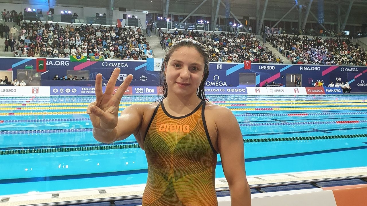 Yüzme şampiyonasında Merve Tuncel'den 3 altın madalya