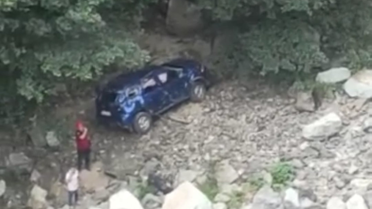 Şoför manzara fotoğrafı çekerken uçuruma devrilen araçtaki turist öldü