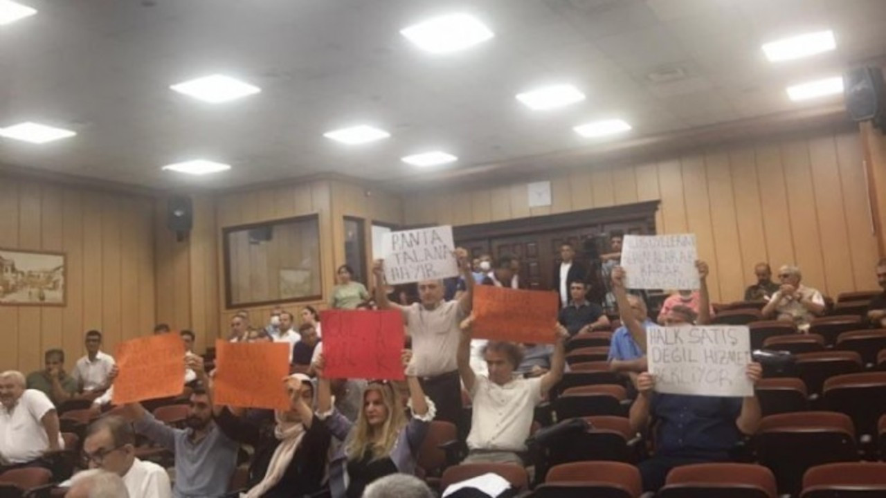 Akdeniz Belediyesi Meclis toplantısında gerginlik: Başkan mikrofonu kapattı