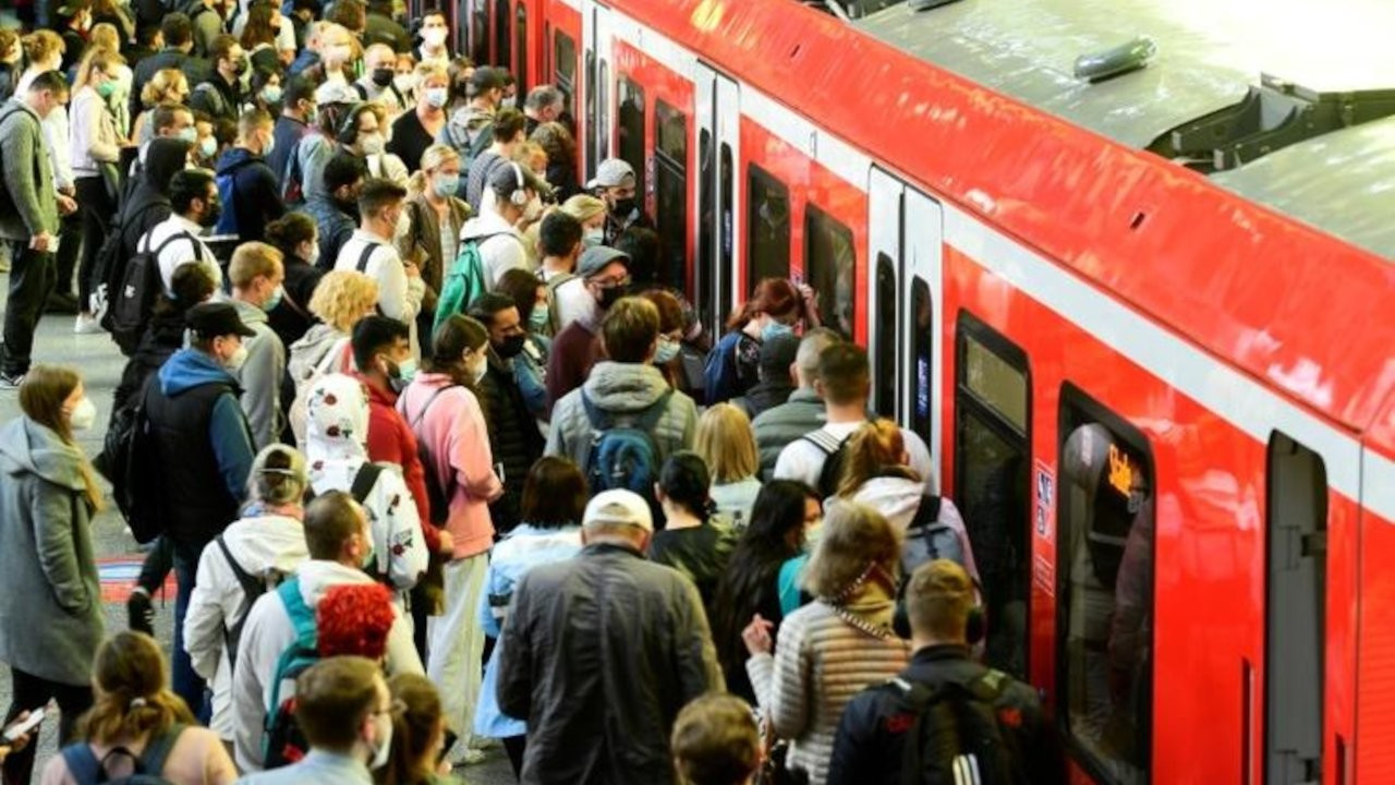 Almanya'da toplu taşımada sivil itaatsizlik: 'Yakalanırsanız cezası bizden'