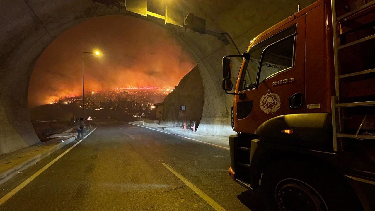 Mersin'de orman yangını: Mersin-Antalya karayolu ulaşıma kapatıldı