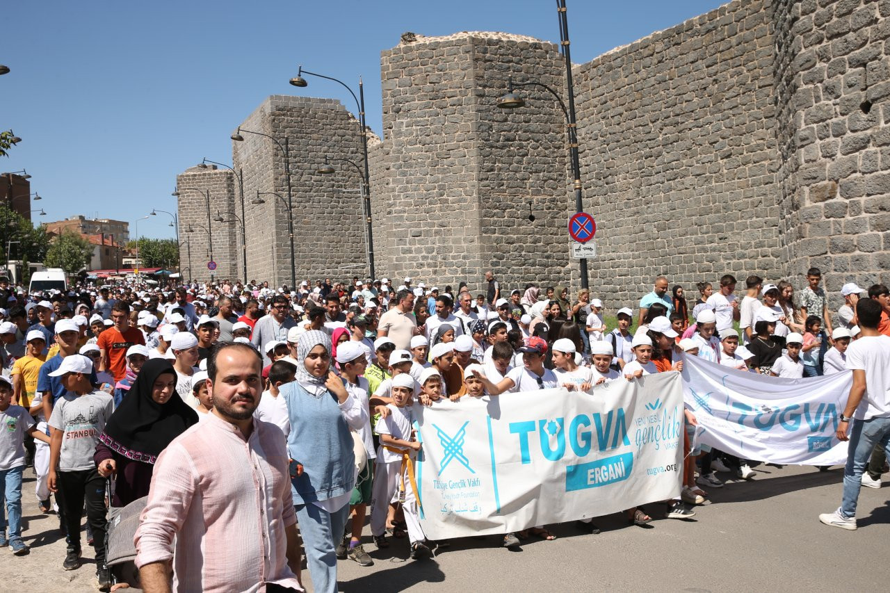 TÜGVA, Diyarbakır'da yaz okulu yürüyüşü düzenlendi - Haber Oku