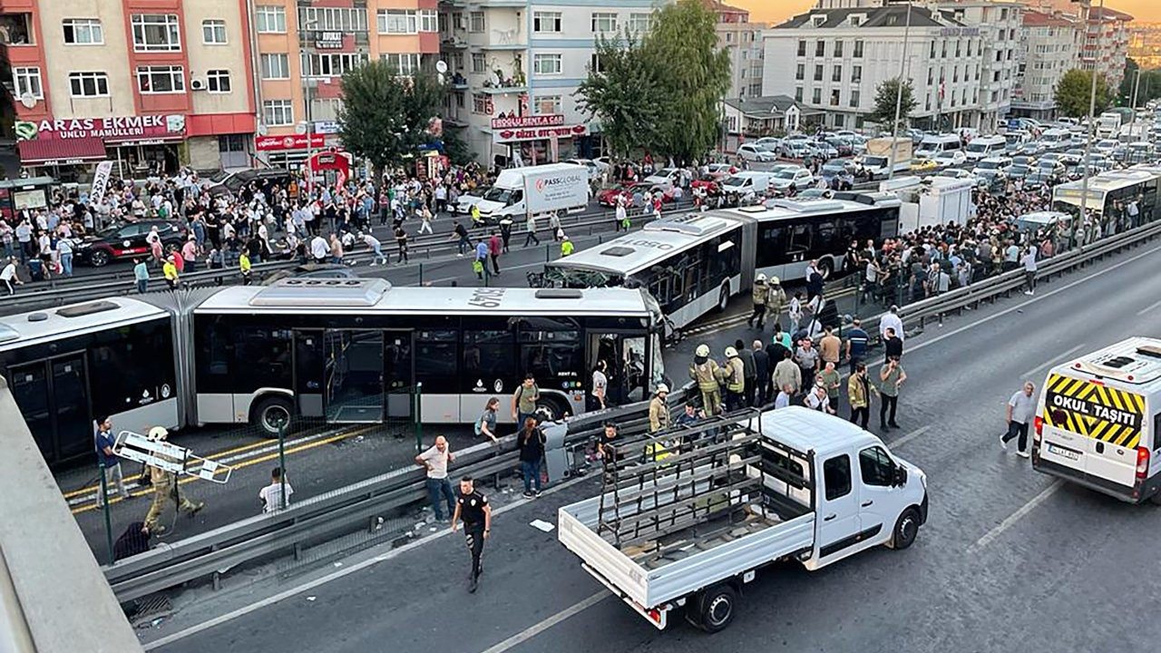 Avcılar'da metrobüsler çarpıştı: 99 kişi yaralandı