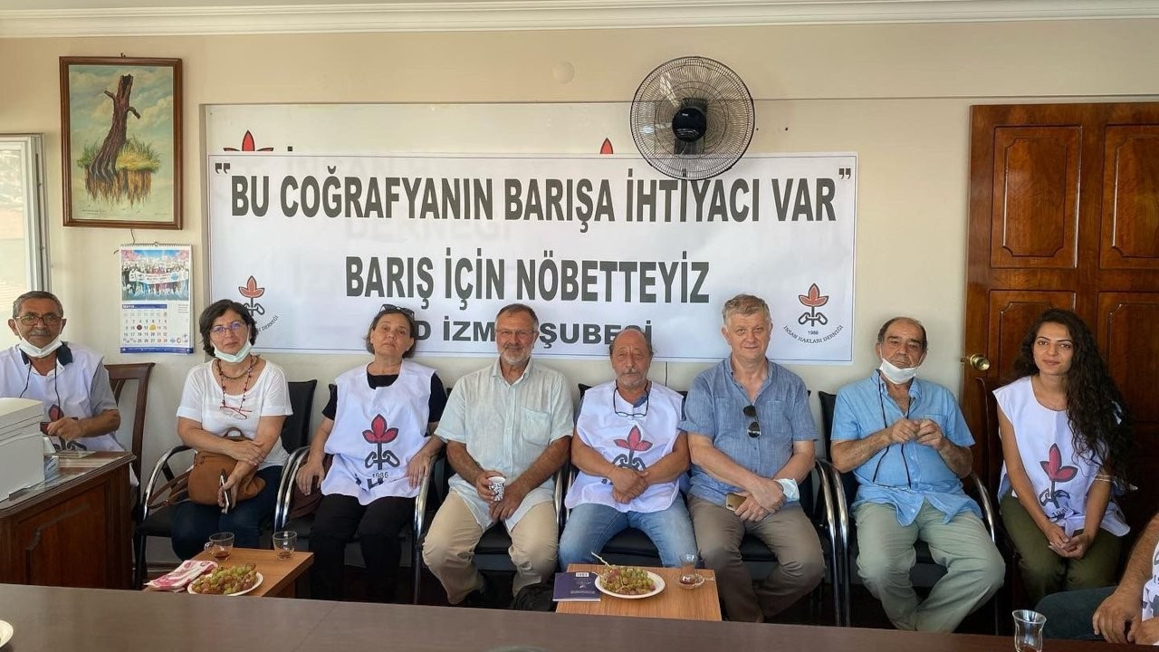 İHD'den İzmir'de 'Barış Nöbeti' eylemi