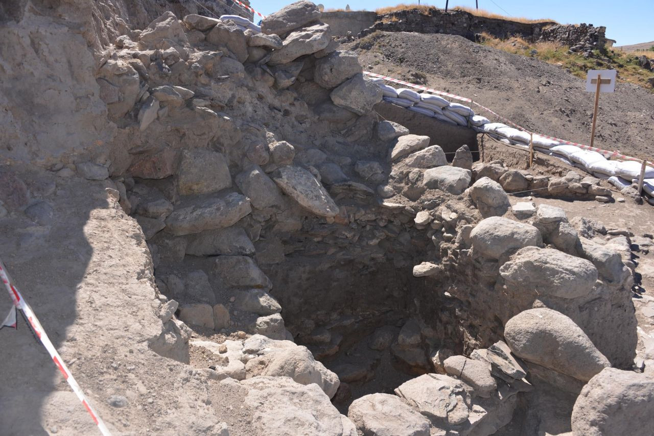 Pulur Höyük'te 3 bin yıllık insan yüzlü seramik kap parçası bulundu - Sayfa 4