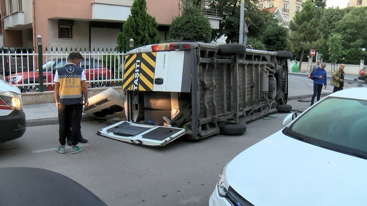 Kadıköy’de iki işçi servisi çarpıştı: 1 yaralı