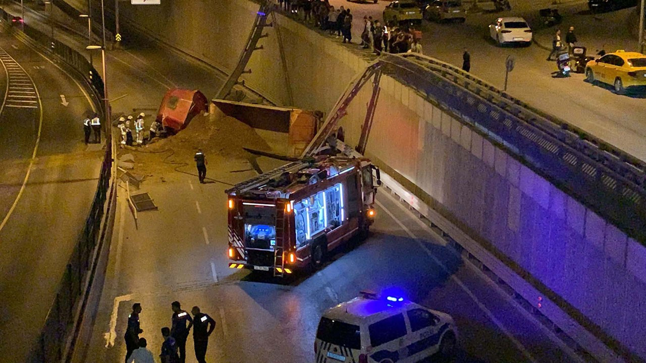 Kadıköy'de hafriyat yüklü tır çevre yoluna düştü: Bir yaralı