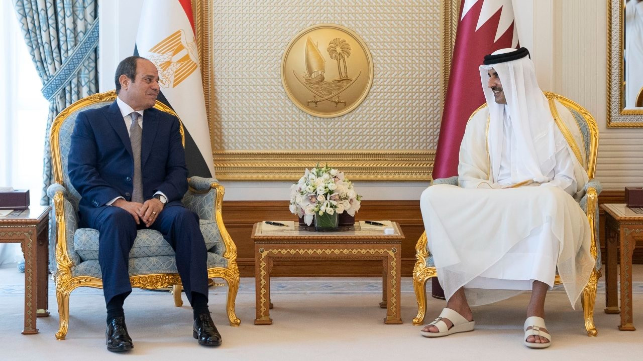 Sisi, Doha'da Katar Emiri Al Sani ile görüştü