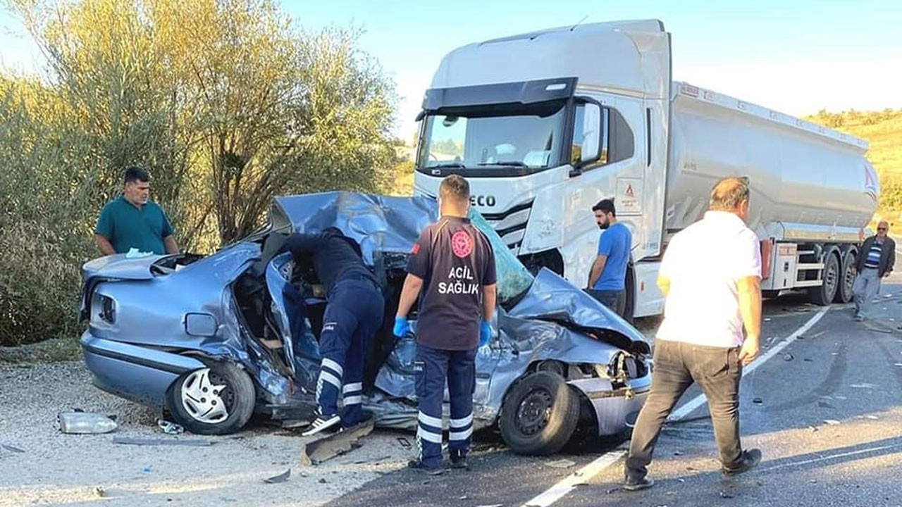 Antalya'da otomobil ile tır çarpıştı: 4 ölü, 1 yaralı