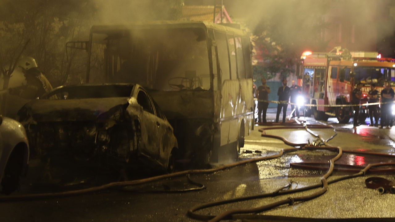 Çekmeköy'de otomobilde çıkan yangın iş yerine sıçradı