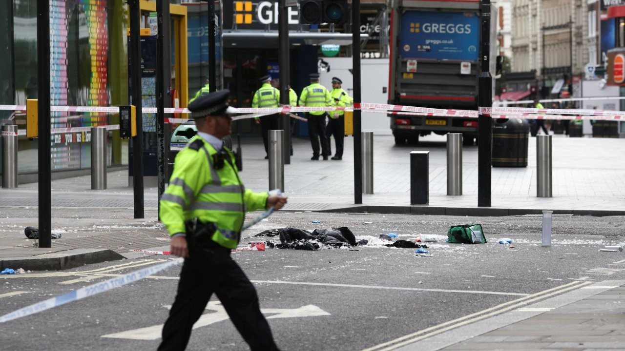 Londra'nın merkezinde iki polis bıçaklandı