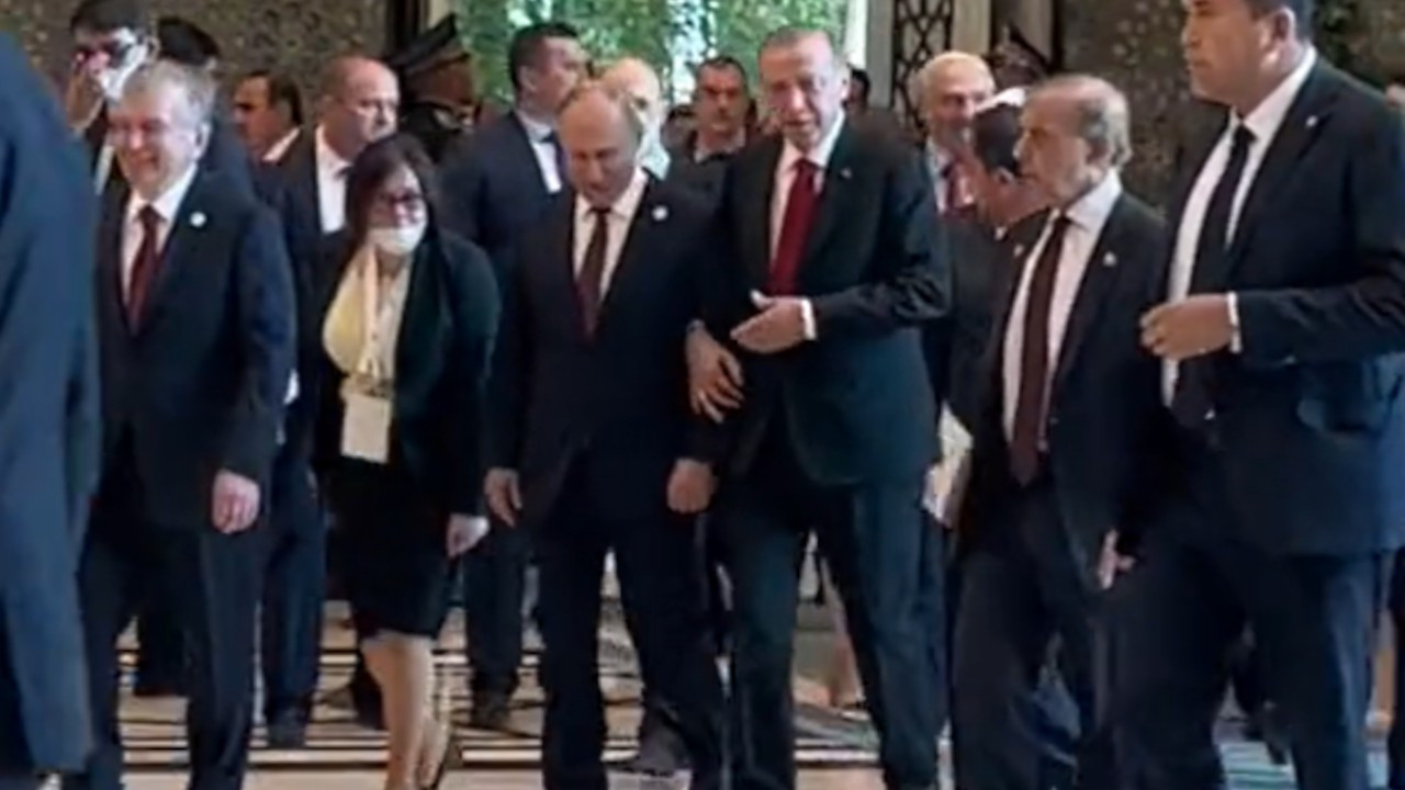 Erdoğan ve Putin'den kol kola pozlar