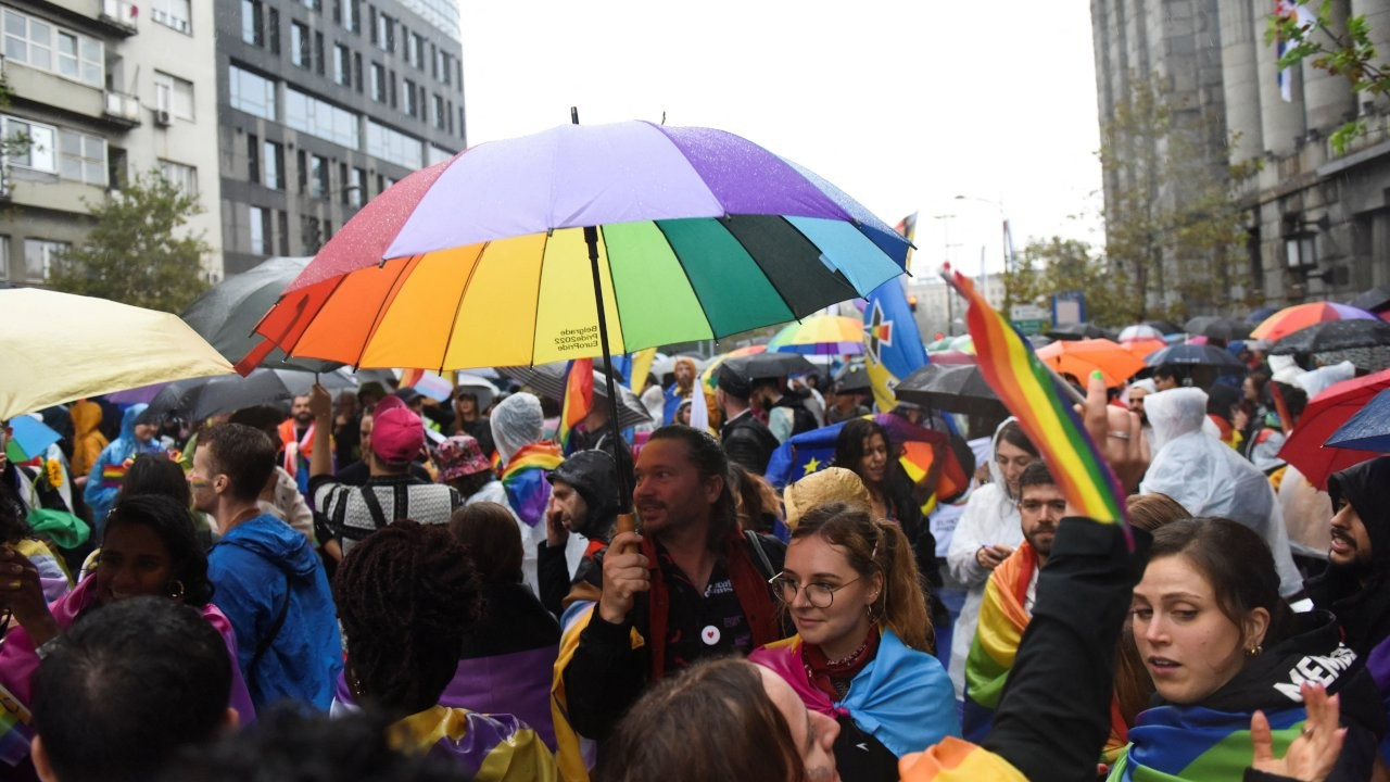 Sırbistan'da polis, LGBTİ+ yürüyüşünü engellemeye çalışanlarla çatıştı