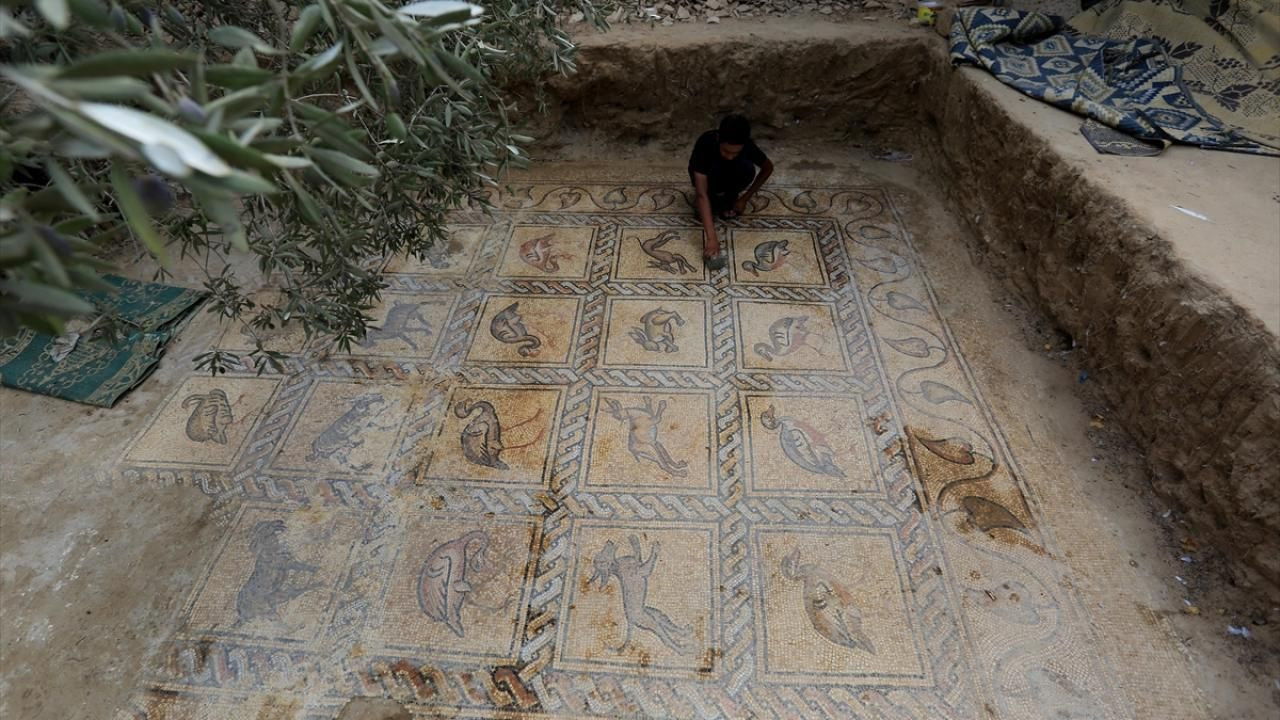 Filistinli çiftçi, tarlasında Bizans dönemine ait mozaikler buldu - Sayfa 1