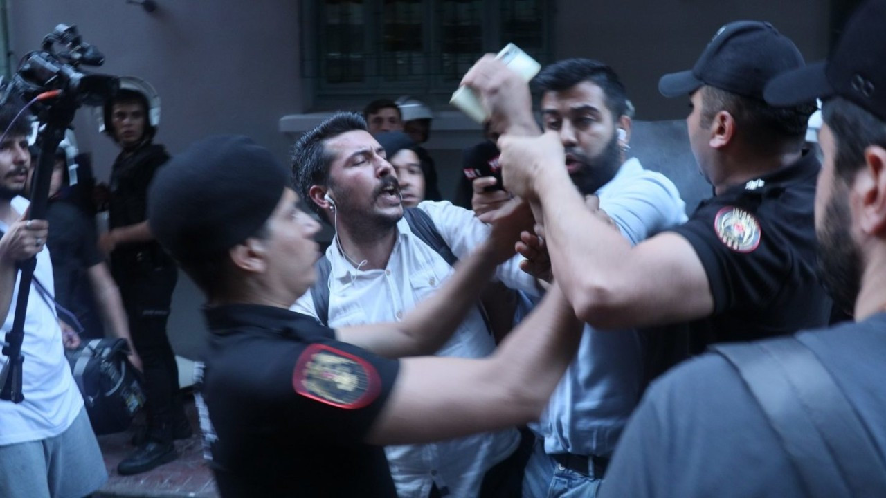 Valilik, gazetecileri darp eden polise soruşturmayı engelledi