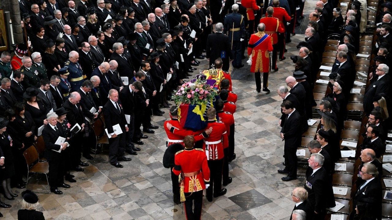 Kraliçe'nin naaşı cenaze töreni için Westminster Abbey'e getirildi