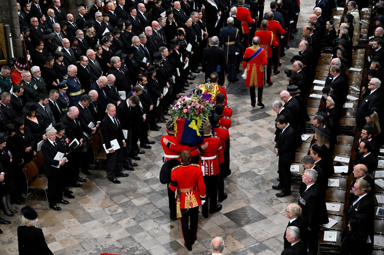 Kraliçe'nin naaşı cenaze töreni için Westminster Abbey'e getirildi - Sayfa 3