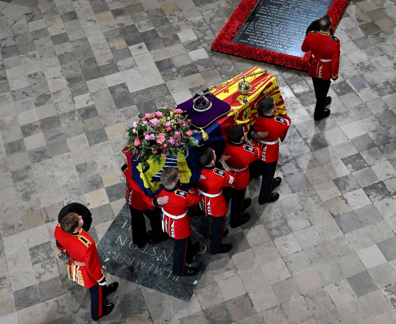 Kraliçe'nin naaşı cenaze töreni için Westminster Abbey'e getirildi - Sayfa 1