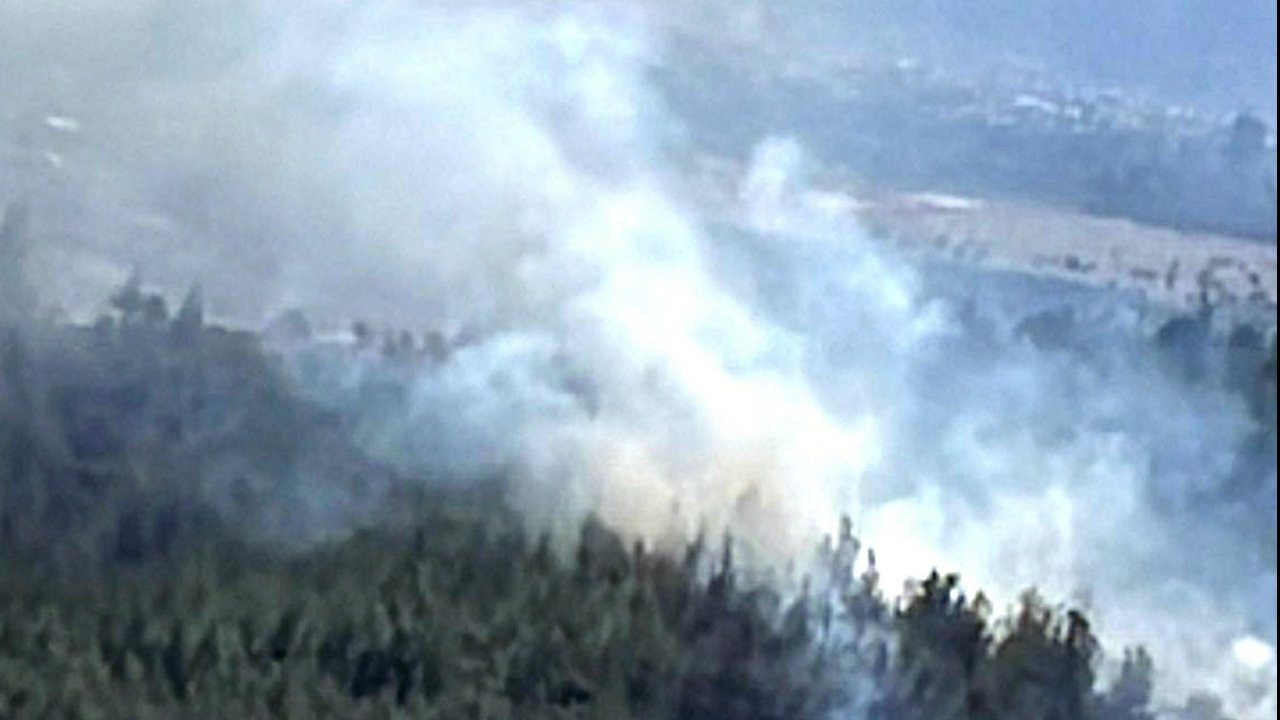 Akhisar'da mahalle yakınında orman yangını