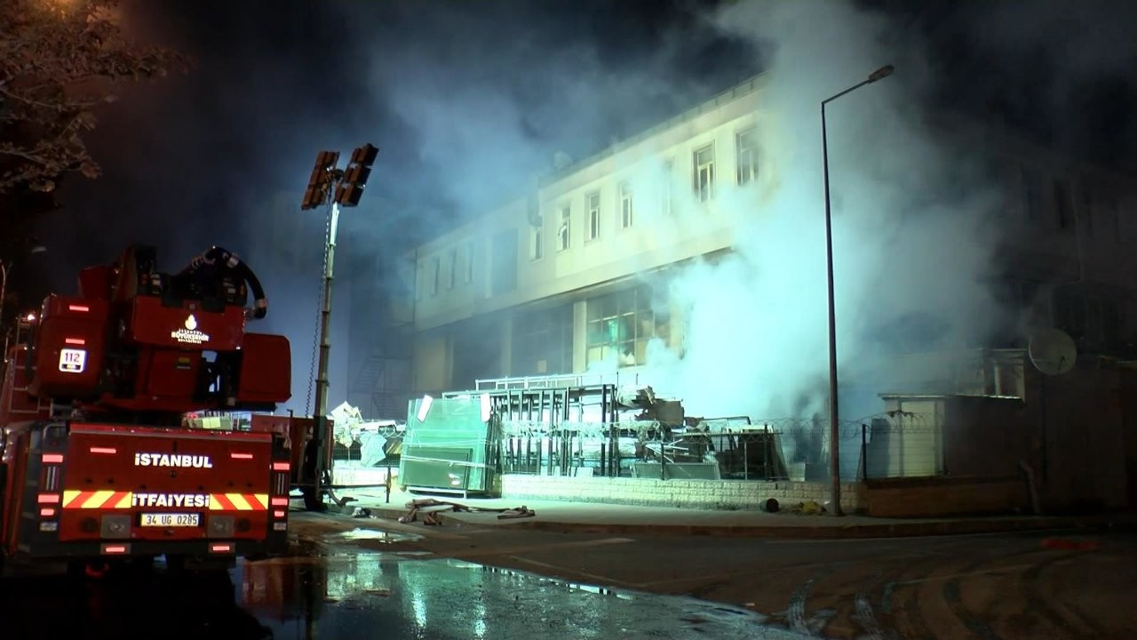 İstanbul'daki yangın gece boyu sürdü