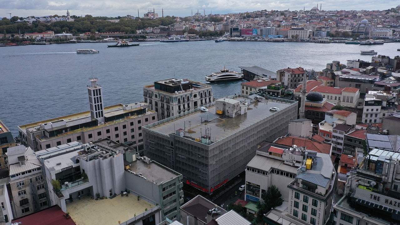 İstanbul'un Karaköy'deki ilk katlı otoparkı yıkılıyor