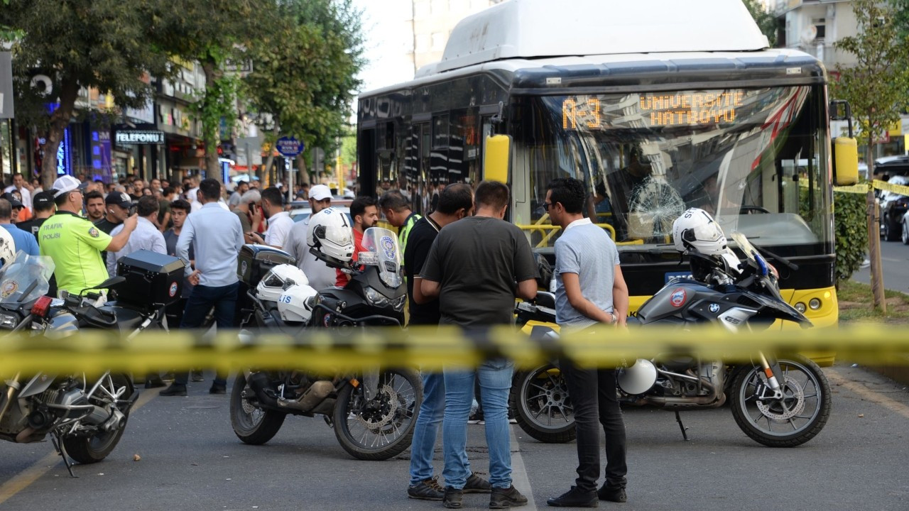 Diyarbakır'da kıyafeti otobüsün kapısına takılan kadın, aracın altında kalarak öldü