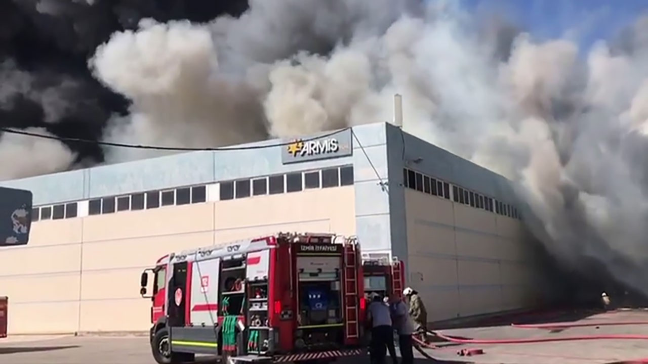 İzmir'de yatak fabrikasında yangın