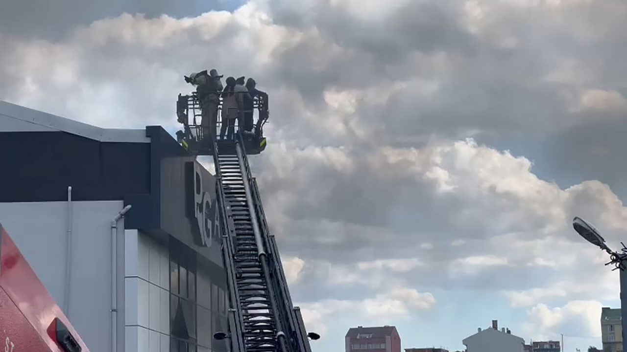 Arnavutköy'de fabrikada yangın: İşçiler çatıda mahsur kaldı