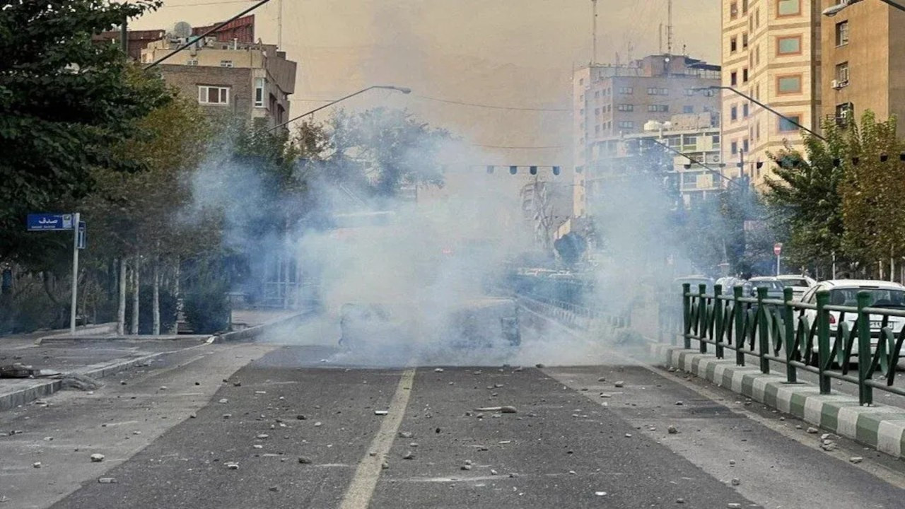 İran’da protestolar: Kürt kenti Şîno'da polis sokaklardan çekildi