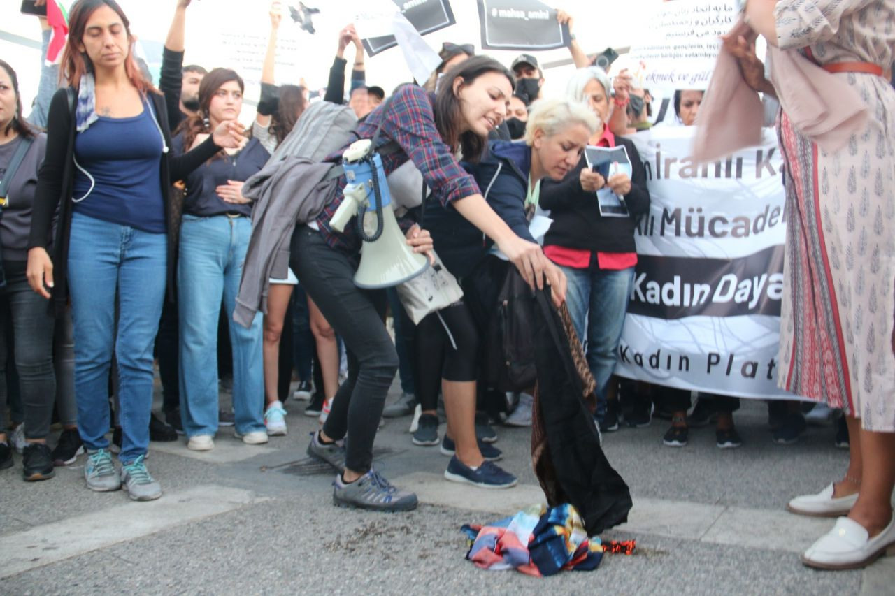 İzmir'de protesto: Hepimiz Mahsa'yız, katledilmekle bitmeyiz - Sayfa 1