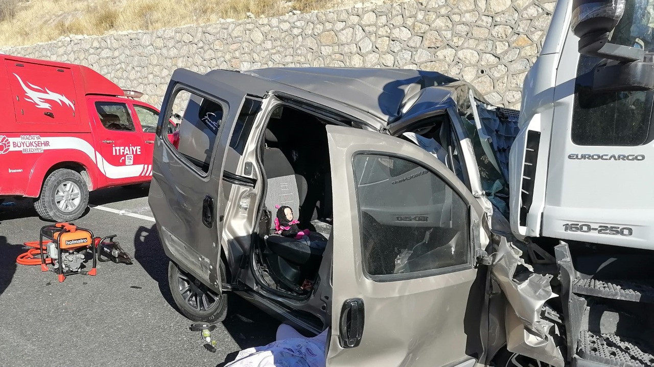 Malatya'da tır ile hafif ticari araç çarpıştı: 5 ölü, 1 yaralı