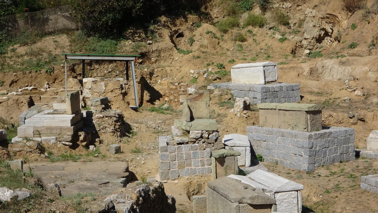 Parion’da anne ve çocuğuna ait iki bin yıllık mezar bulundu - Sayfa 1