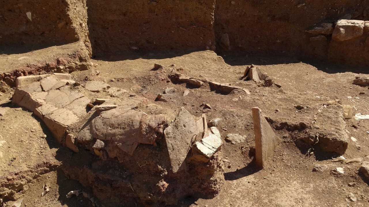 Parion’da iki bin yıllık mezar bulundu