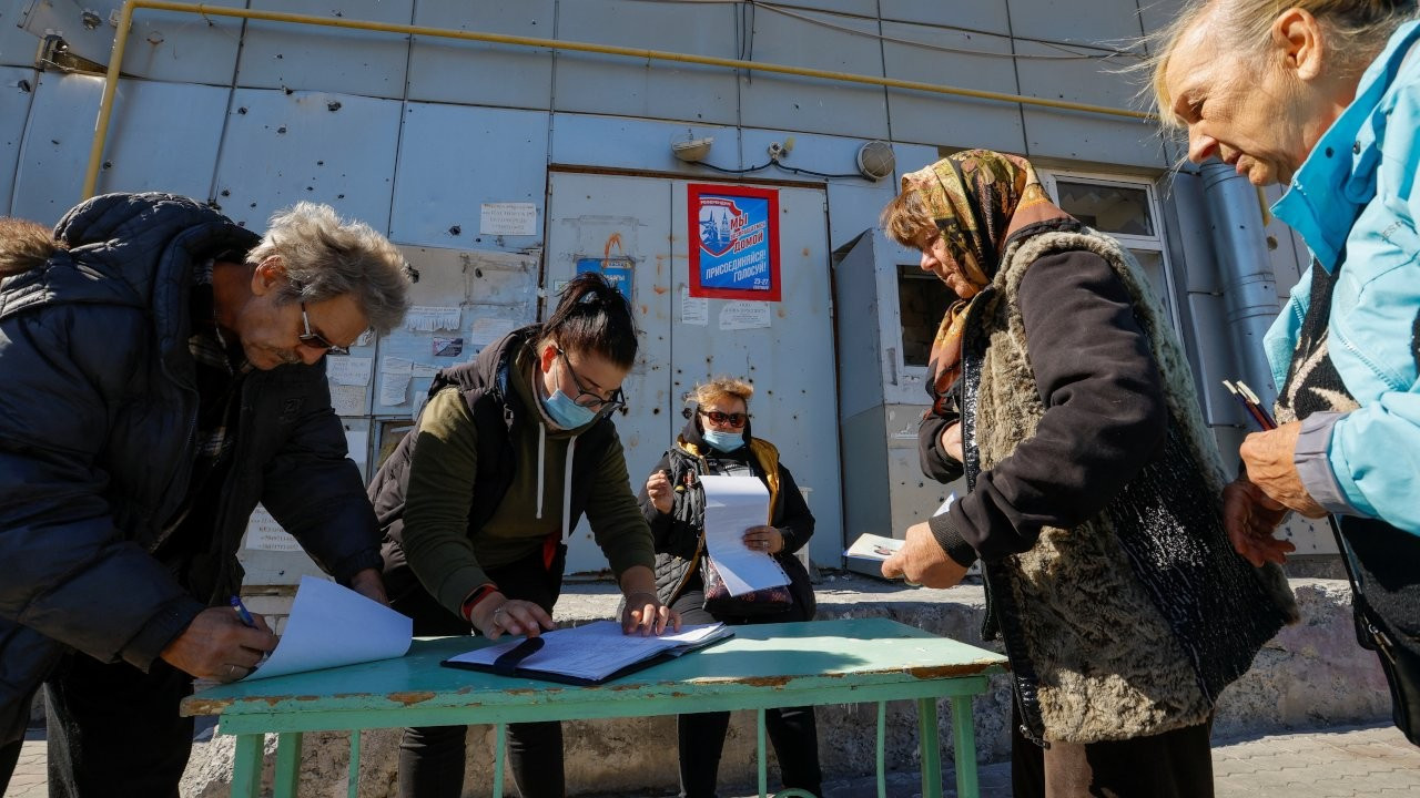 Rusya'nın kontrolündeki bölgelerde referandum sürüyor