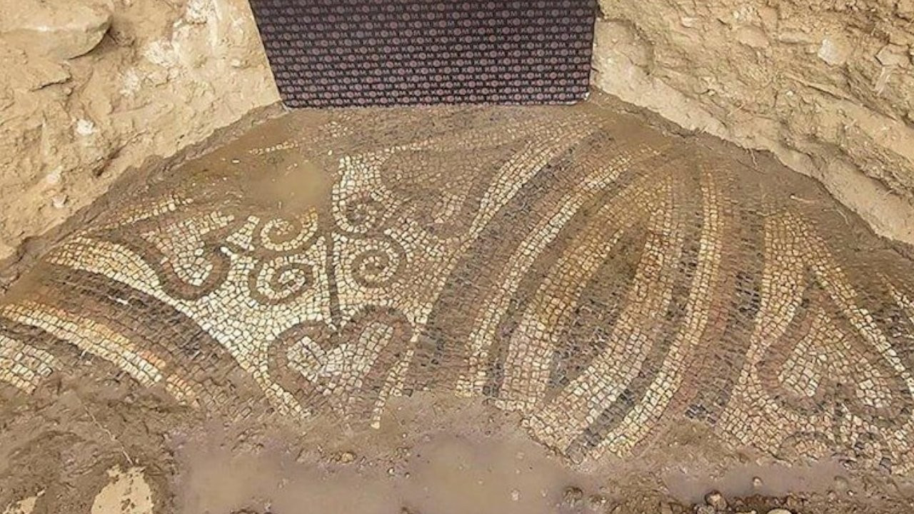 İzmir'de tarihi eser operasyonu: İki bin yıllık mozaik ele geçirildi