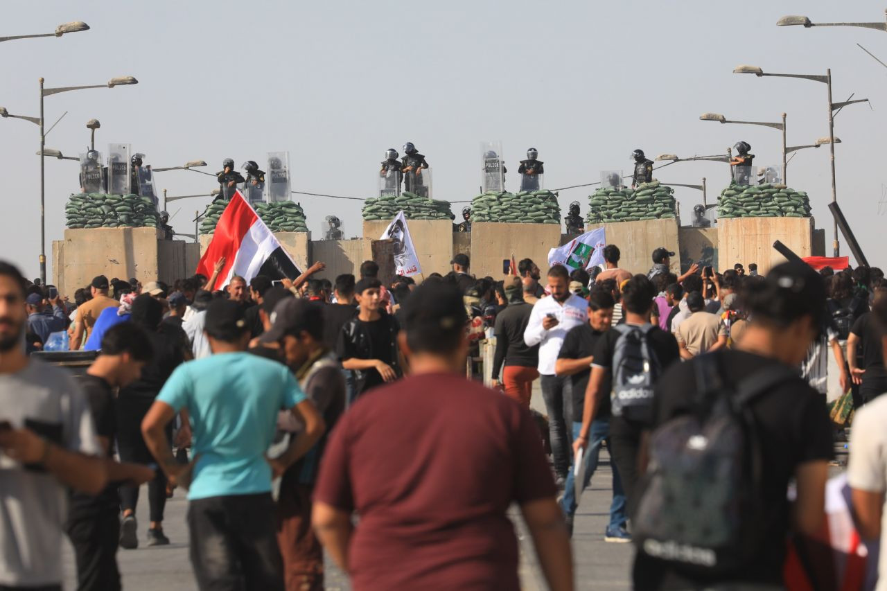 Bağdat'ta '1 Ekim' eylemi: Halk, yolsuzluk yapanları devirmek istiyor - Sayfa 1