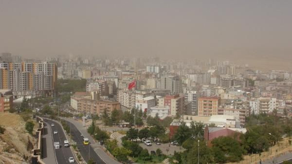 Kuvvetli rüzgârla geldi, Diyarbakır ve Mardin’de göz gözü görmedi - Sayfa 3
