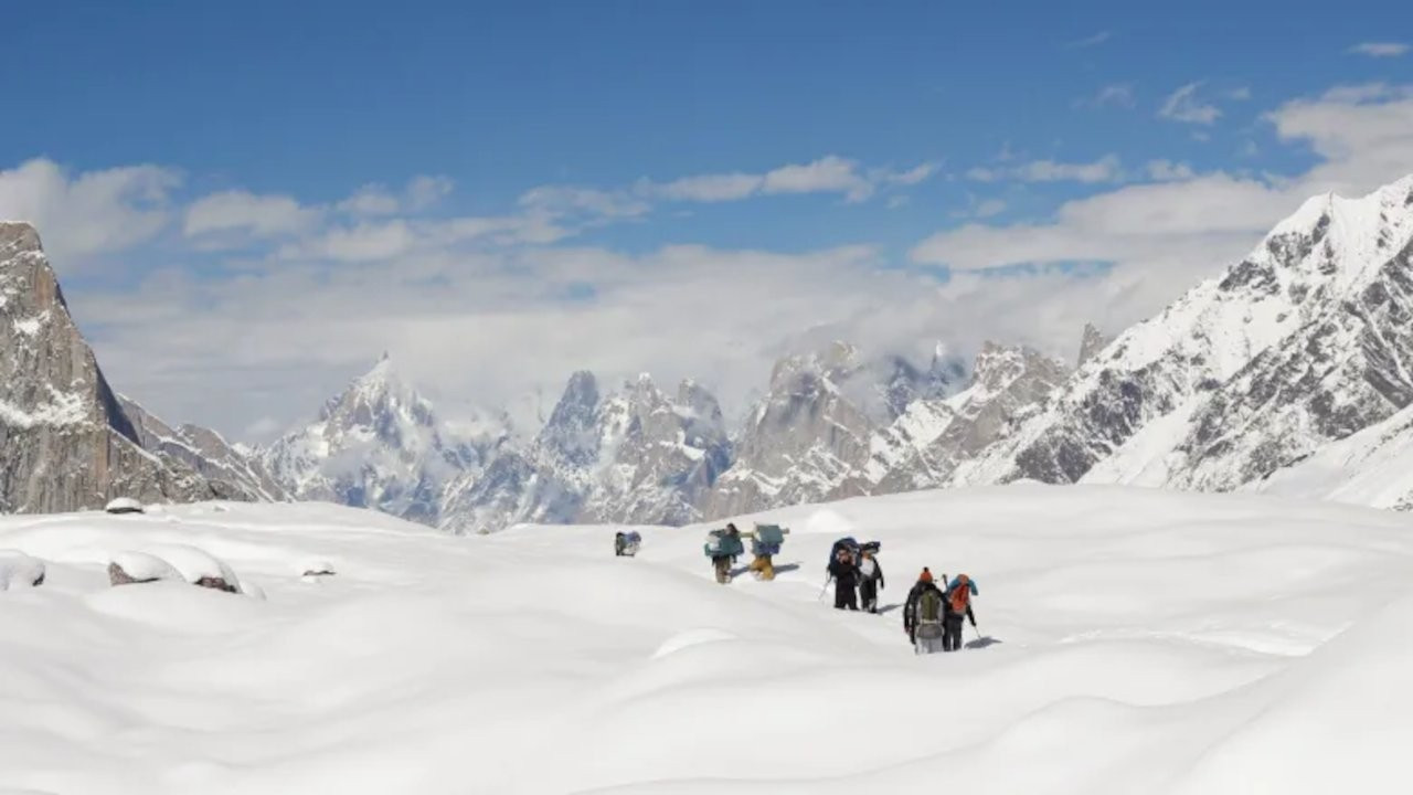 Himalayalar'da çığ düştü: 10 ölü, 11 kayıp