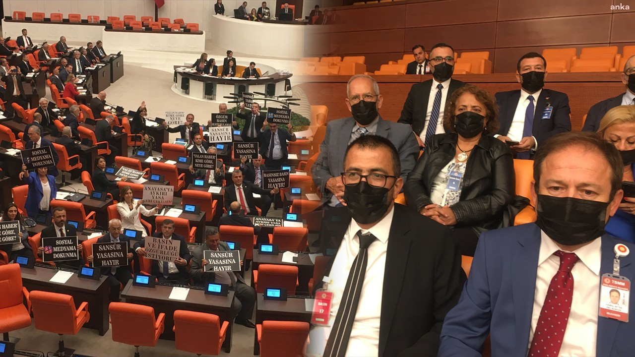 Meclis'te 'sansür yasası' protestosu: Gazetecilere CHP'den destek