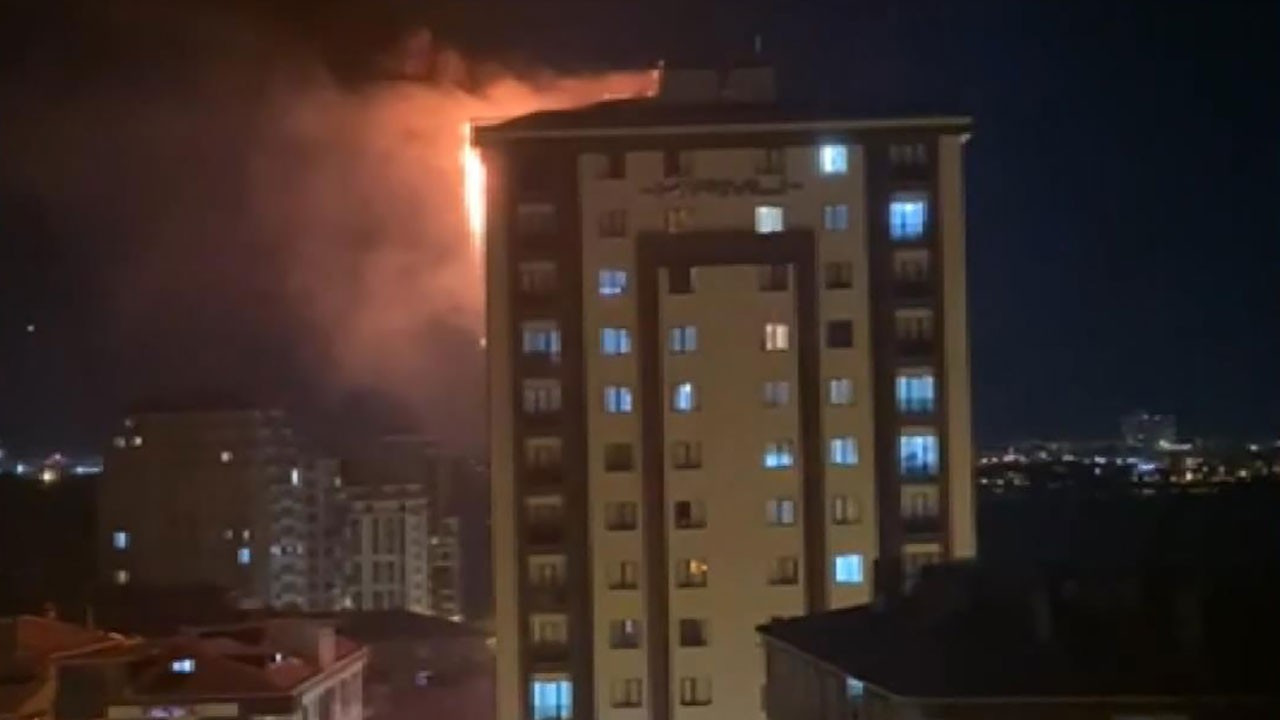 Küçükçekmece'de 14 katlı binada yangın: 4 kişi hastaneye kaldırıldı